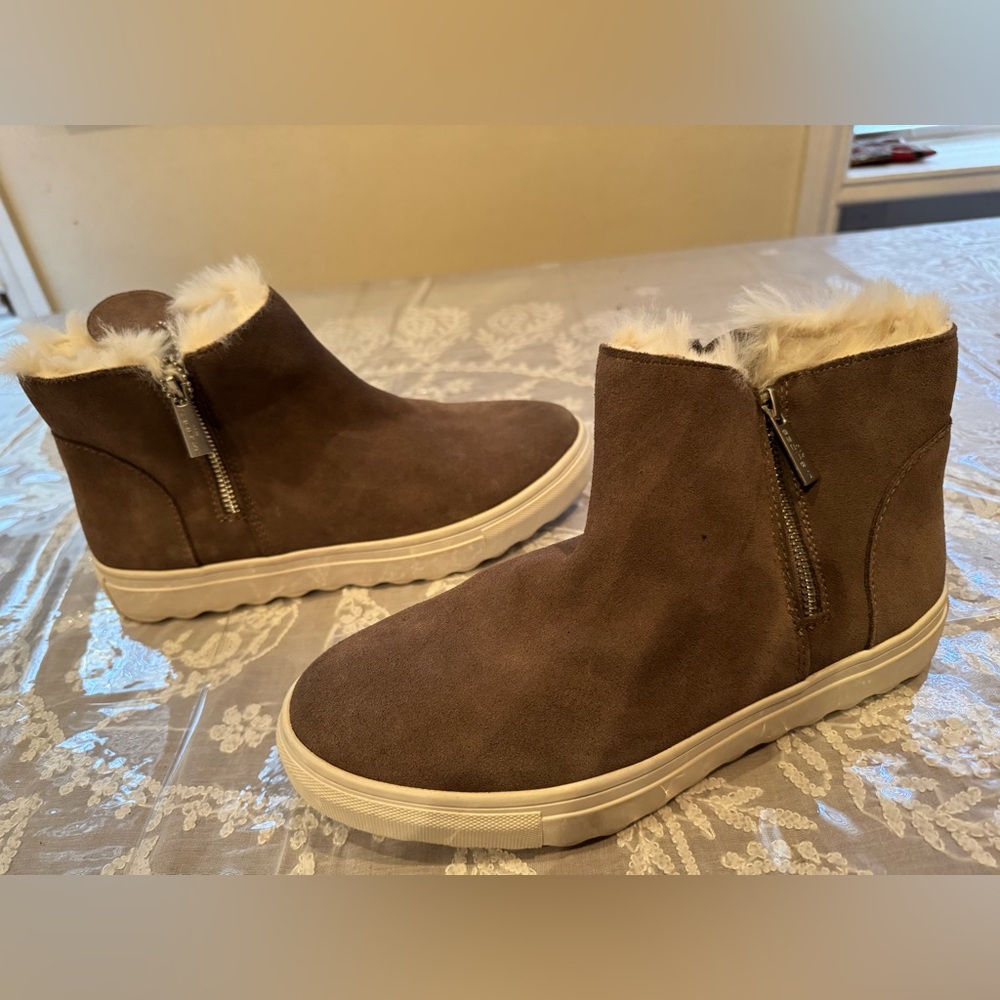 J Slides NYC waterproof leather faux fur lined shoes. Size: 8.5M